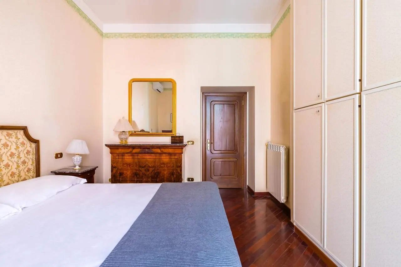 Grand Classic Apartment At San Martino By Napoliapartments Itálie