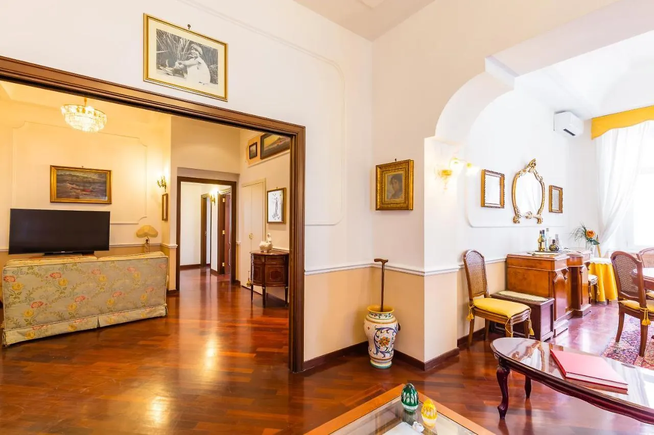Grand Classic Apartment At San Martino By Napoliapartments